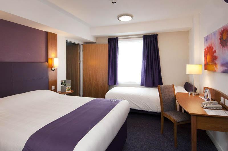 Premier Inn Manchester Cheadle  Exterior foto